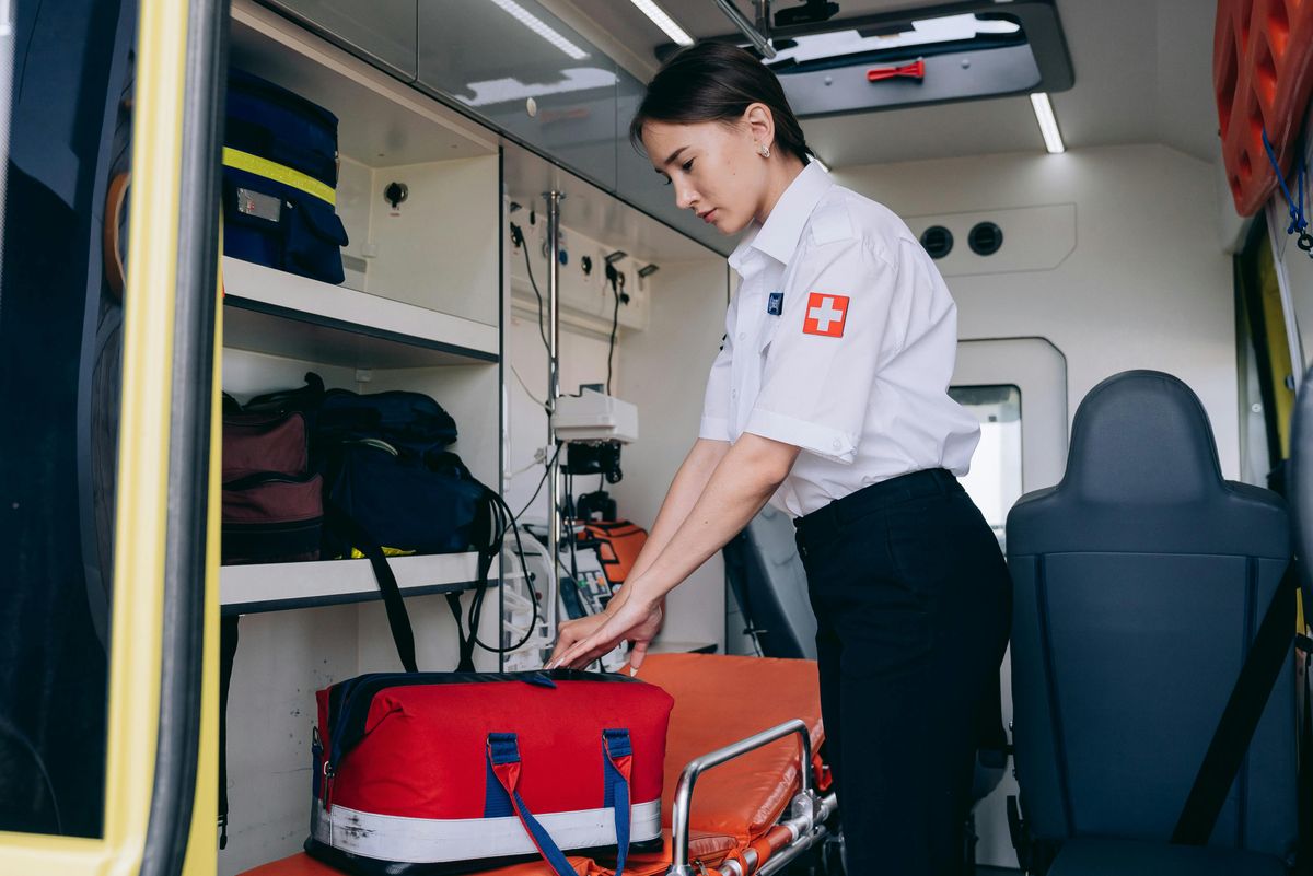 Stawki ustawowe, dyżury i praca na kontrakcie – Ile naprawdę zarabia ratownik medyczny