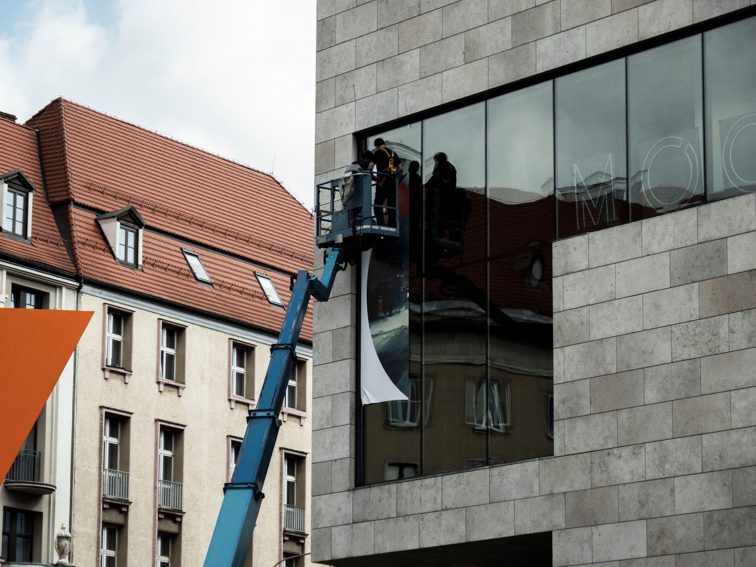 Jak sprawnie dostarczyć materiały na dach – Przewodnik po sprzęcie ułatwiającym pracę na wysokości